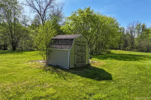 Exterior - 11472 E Lippincott Blvd, Davison, MI 48423 photo 7 of 9
