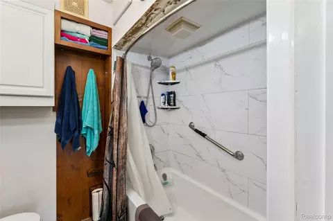 Bath - 11472 E Lippincott Blvd, Davison, MI 48423 photo 2 of 4