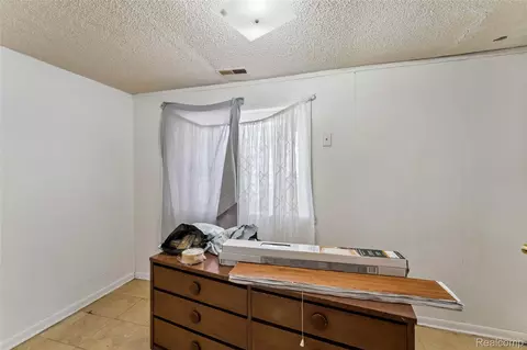 Bedroom - 11472 E Lippincott Blvd, Davison, MI 48423 photo 6 of 7