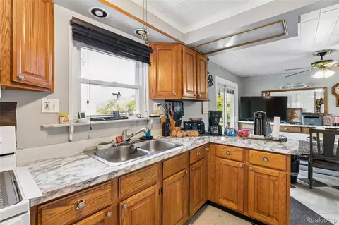 Kitchen - 11472 E Lippincott Blvd, Davison, MI 48423 photo 2 of 4