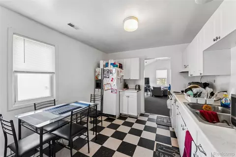 Kitchen - 11472 E Lippincott Blvd, Davison, MI 48423 photo 3 of 4