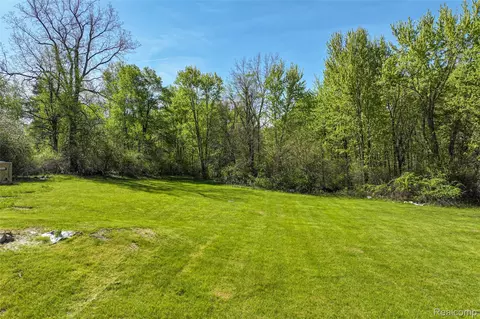 Exterior - 11472 E Lippincott Blvd, Davison, MI 48423 photo 8 of 9
