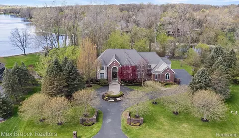 398 Shrewsbury Dr, Orion, MI 48348