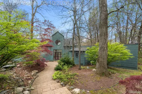 497 Lake George Rd, Oakland, MI 48363