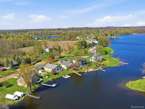 9114 Pontiac Lake Rd, White Lake, MI 48386