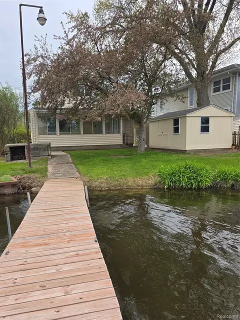 9114 Pontiac Lake Rd, White Lake, MI 48386