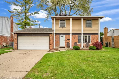 12853 Picadilly Dr, Sterling Heights, MI 48312