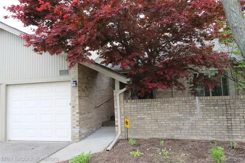 4029 Foxpointe Dr, West Bloomfield, MI 48323