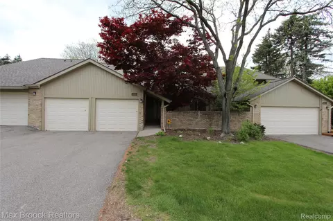 4029 Foxpointe Dr, West Bloomfield, MI 48323