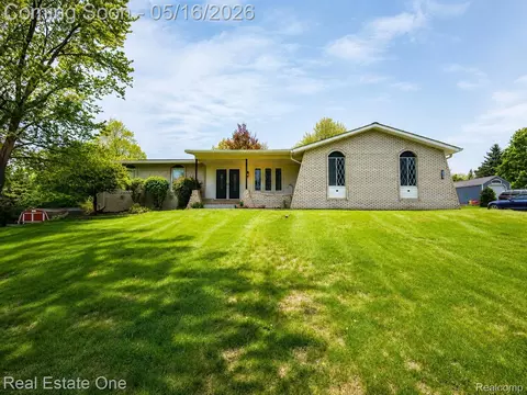 2553 Bullard Rd, Hartland, MI 48353