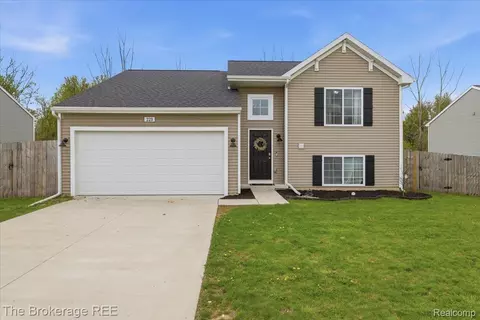 223 Creek Pointe Cir, Durand, MI 48429