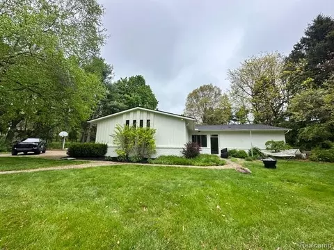 11221 Meadowood Dr, Brighton, MI 48114