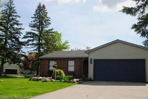 2056 Baywood Dr, Wixom, MI 48393