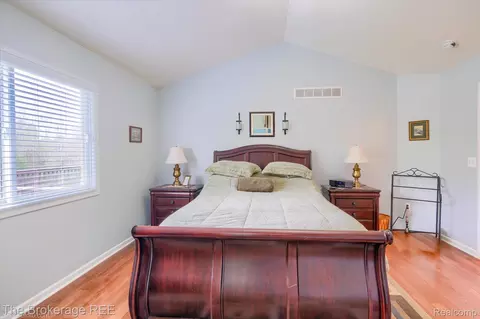 Bedroom - 10047 Fox Run Dr, Davison, MI 48423 photo 5 of 9