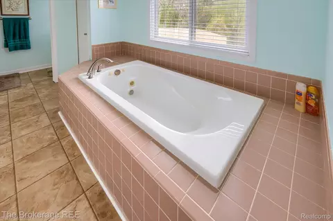 Bath - 10047 Fox Run Dr, Davison, MI 48423 photo 2 of 8