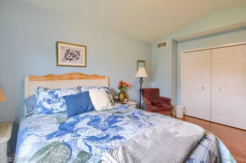 Bedroom - 10047 Fox Run Dr, Davison, MI 48423 photo 3 of 9