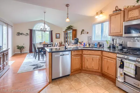 Kitchen - 10047 Fox Run Dr, Davison, MI 48423 photo 3 of 4