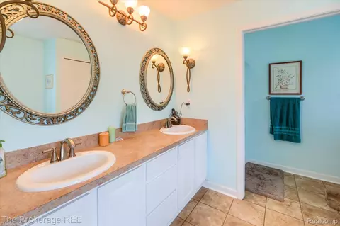 Bath - 10047 Fox Run Dr, Davison, MI 48423 photo 3 of 8