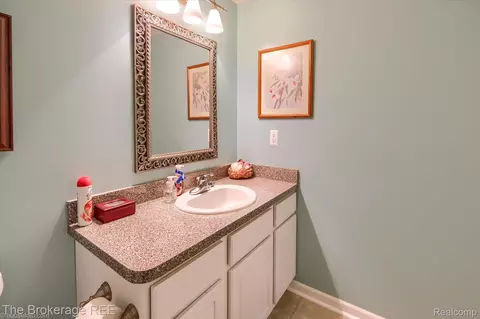 Bath - 10047 Fox Run Dr, Davison, MI 48423 photo 7 of 8