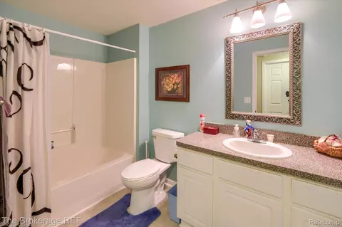 Bath - 10047 Fox Run Dr, Davison, MI 48423 photo 8 of 8