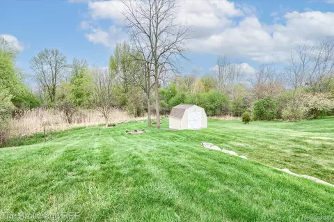 Exterior - 10047 Fox Run Dr, Davison, MI 48423 photo 4 of 8