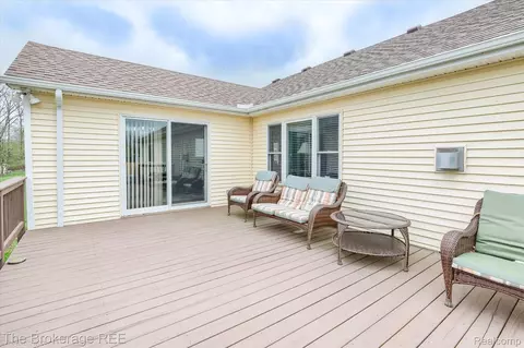 Exterior - 10047 Fox Run Dr, Davison, MI 48423 photo 5 of 8