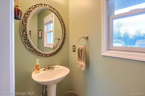 Bath - 10047 Fox Run Dr, Davison, MI 48423 photo 6 of 8
