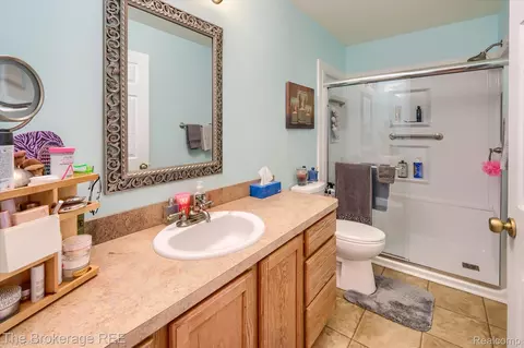 Bath - 10047 Fox Run Dr, Davison, MI 48423 photo 1 of 8