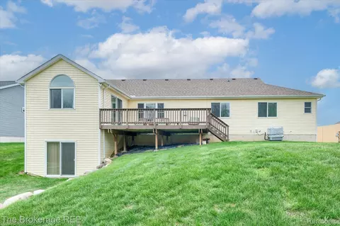 Exterior - 10047 Fox Run Dr, Davison, MI 48423 photo 3 of 8