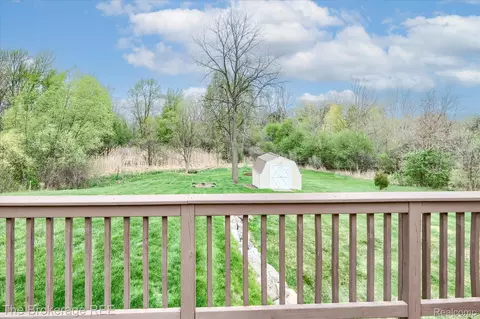Exterior - 10047 Fox Run Dr, Davison, MI 48423 photo 6 of 8