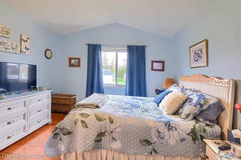 Bedroom - 10047 Fox Run Dr, Davison, MI 48423 photo 2 of 9