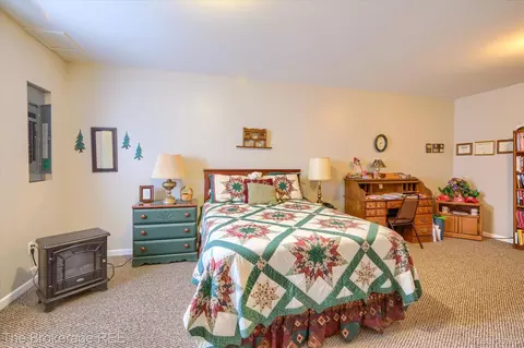 Bedroom - 10047 Fox Run Dr, Davison, MI 48423 photo 8 of 9