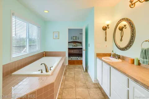 Bath - 10047 Fox Run Dr, Davison, MI 48423 photo 5 of 8