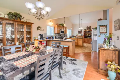 Dining - 10047 Fox Run Dr, Davison, MI 48423 photo 4 of 4