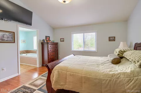 Bedroom - 10047 Fox Run Dr, Davison, MI 48423 photo 4 of 9