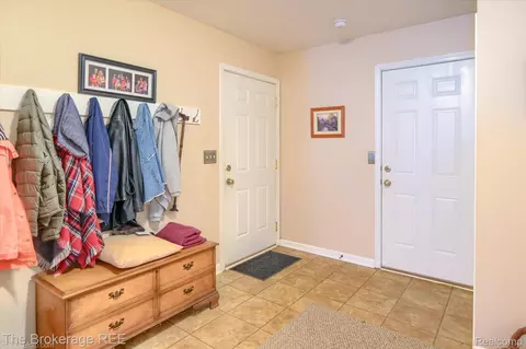 Entry Way - 10047 Fox Run Dr, Davison, MI 48423 photo 4 of 5