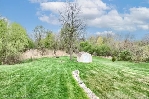 Exterior - 10047 Fox Run Dr, Davison, MI 48423 photo 7 of 8