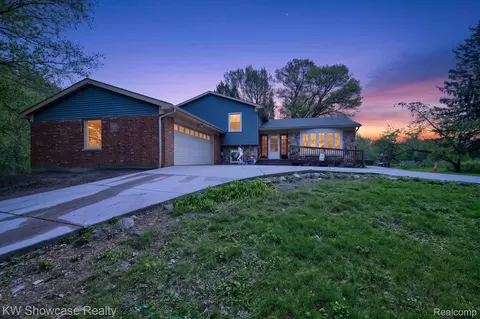 3201 S Duck Lake Rd, Highland, MI 48356