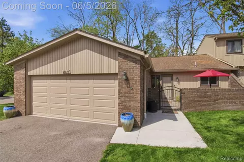 28877 Walnut Grove Ln, Southfield, MI 48034