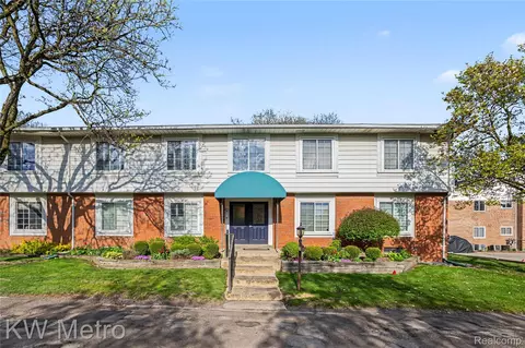 2471 Mulberry Square Sq #15, Bloomfield Hills, MI 48302