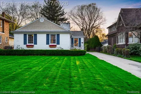 631 Washington Rd, Grosse Pointe, MI 48230