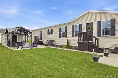 11197 Dogwood Ct, Green Oak, MI 48178