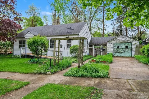 2408 Calumet St, Flint, MI 48503