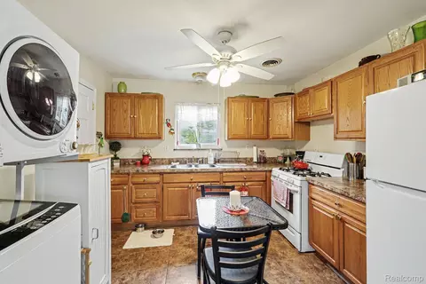 Kitchen - 4987 E M 36, Hamburg, MI 48169 photo 2 of 2