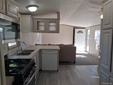 29780 Flushing Ct, New Baltimore, MI 48051