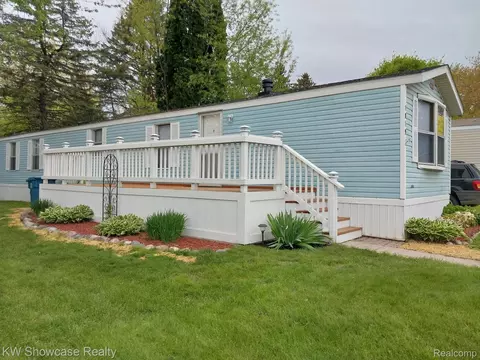 1819 Aldrin Ct, Milford, MI 48381