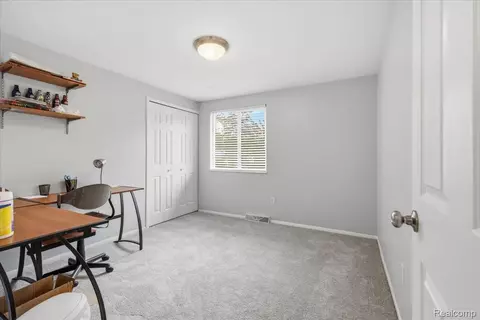 Bedroom - 5105 Mohawk Ave, Independence, MI 48348 photo 6 of 8