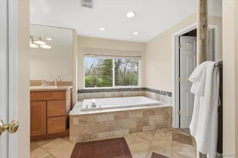 Bath - 5105 Mohawk Ave, Independence, MI 48348 photo 2 of 4
