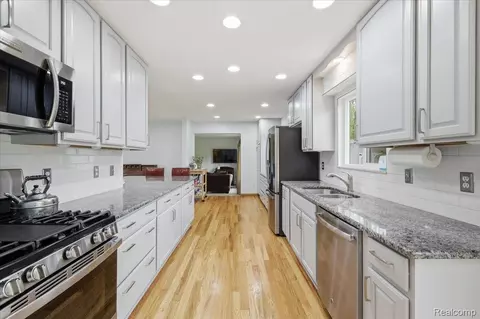 Kitchen - 5105 Mohawk Ave, Independence, MI 48348 photo 3 of 5
