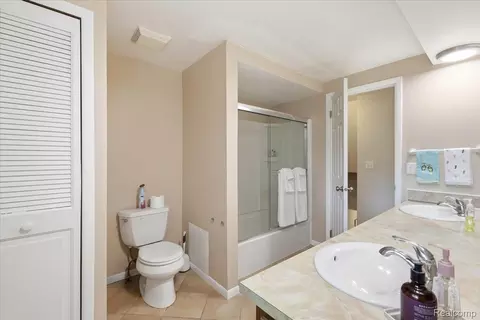 Bath - 5105 Mohawk Ave, Independence, MI 48348 photo 4 of 4